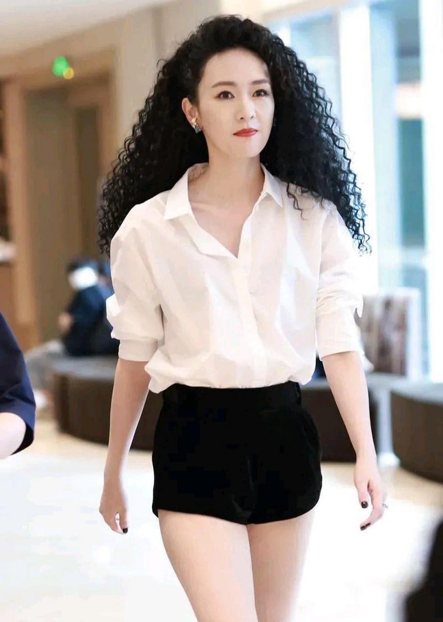 人们都说她像章子怡,你们知道她是谁吗?