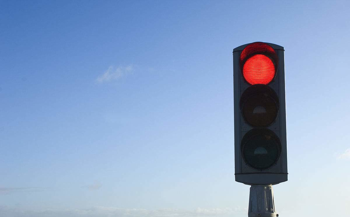 红色叉形灯和红色箭头灯是什么意思