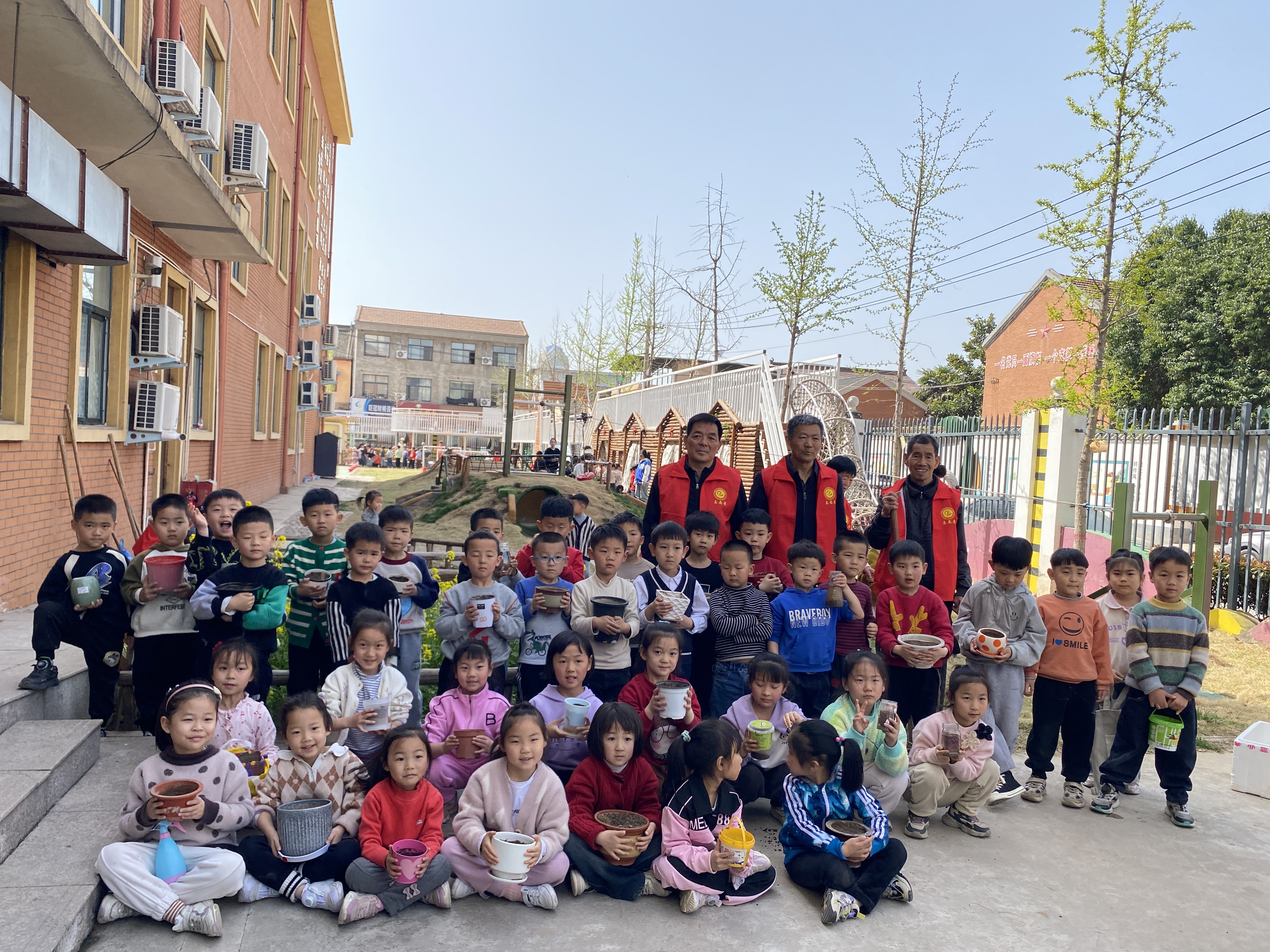 济源:沁园中心幼儿园开展"和合文化节——耕种蔬乐园"活动