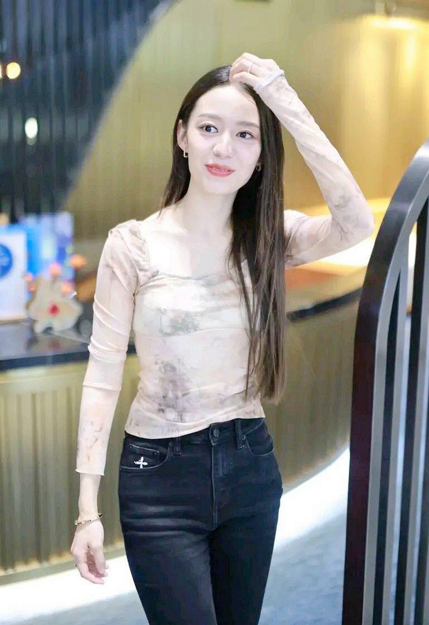 吉娜爱丽丝现身上海机场,这次的她穿得很好,看起来很时尚很合身 吉娜