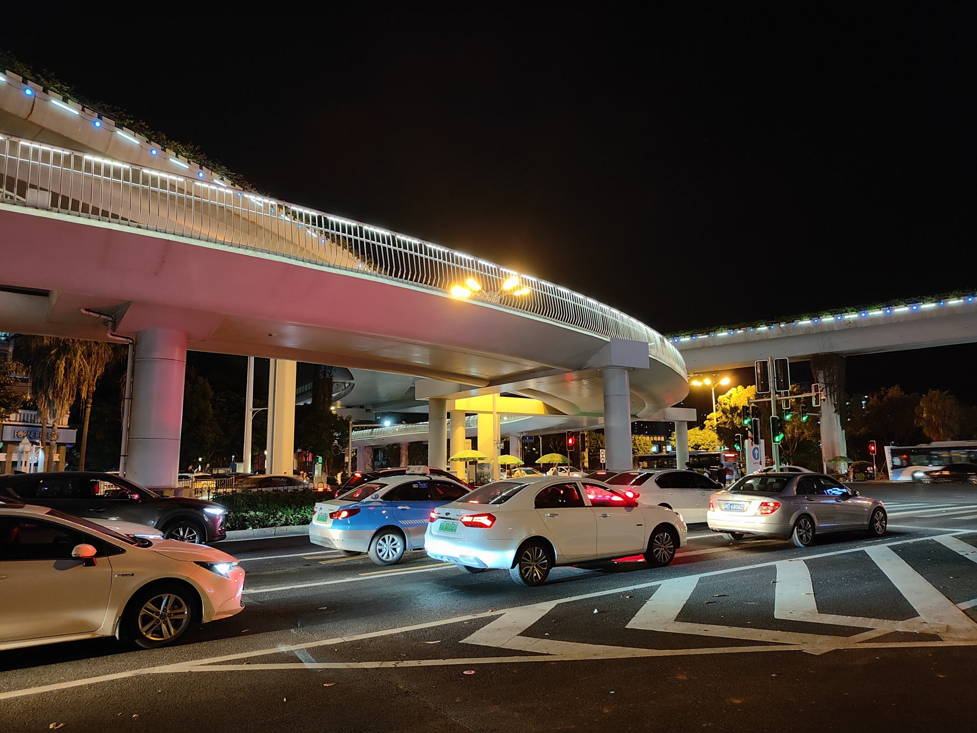 夜晚的厦门会展中心和观音山沙滩风景