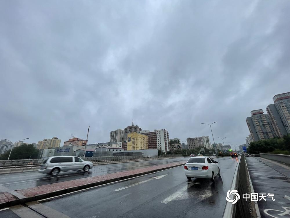 雨哗哗!今晨北京部分路面积水,地铁站加围挡防水