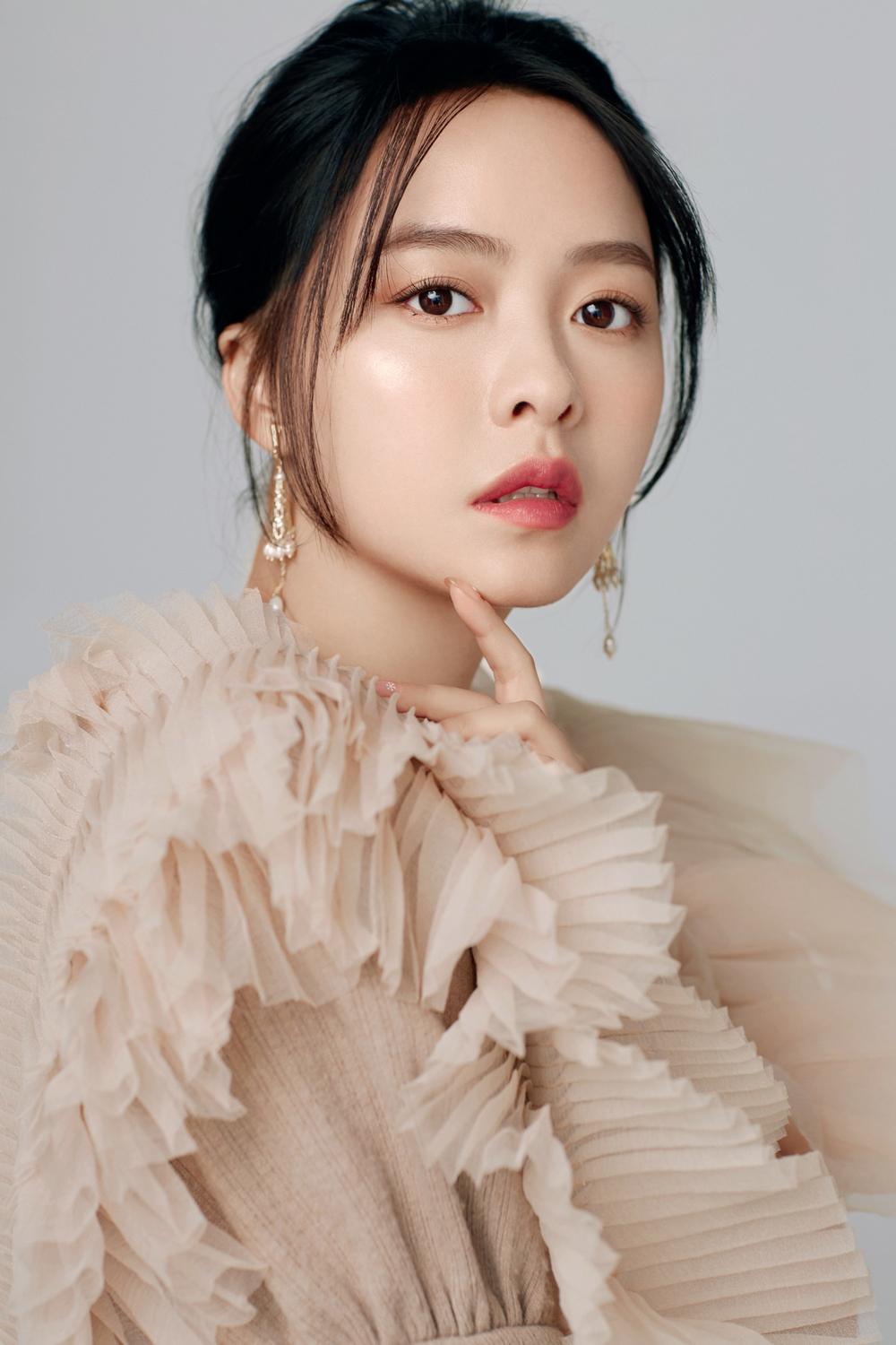 氧气明星余心恬,剪去20年刘海,少女风突变气质御姐