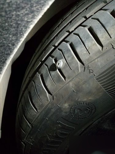 轮胎扎了钉子没漏气能继续使用吗