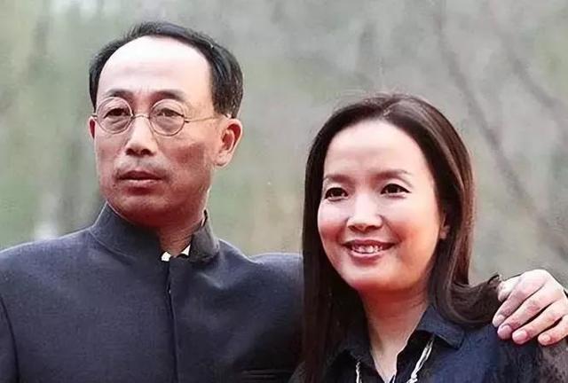 孙海英带老婆在美国捡垃圾,被实锤了,这是他向往的美式生活吗?