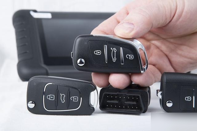 2013款迈腾车钥匙怎么换电池?