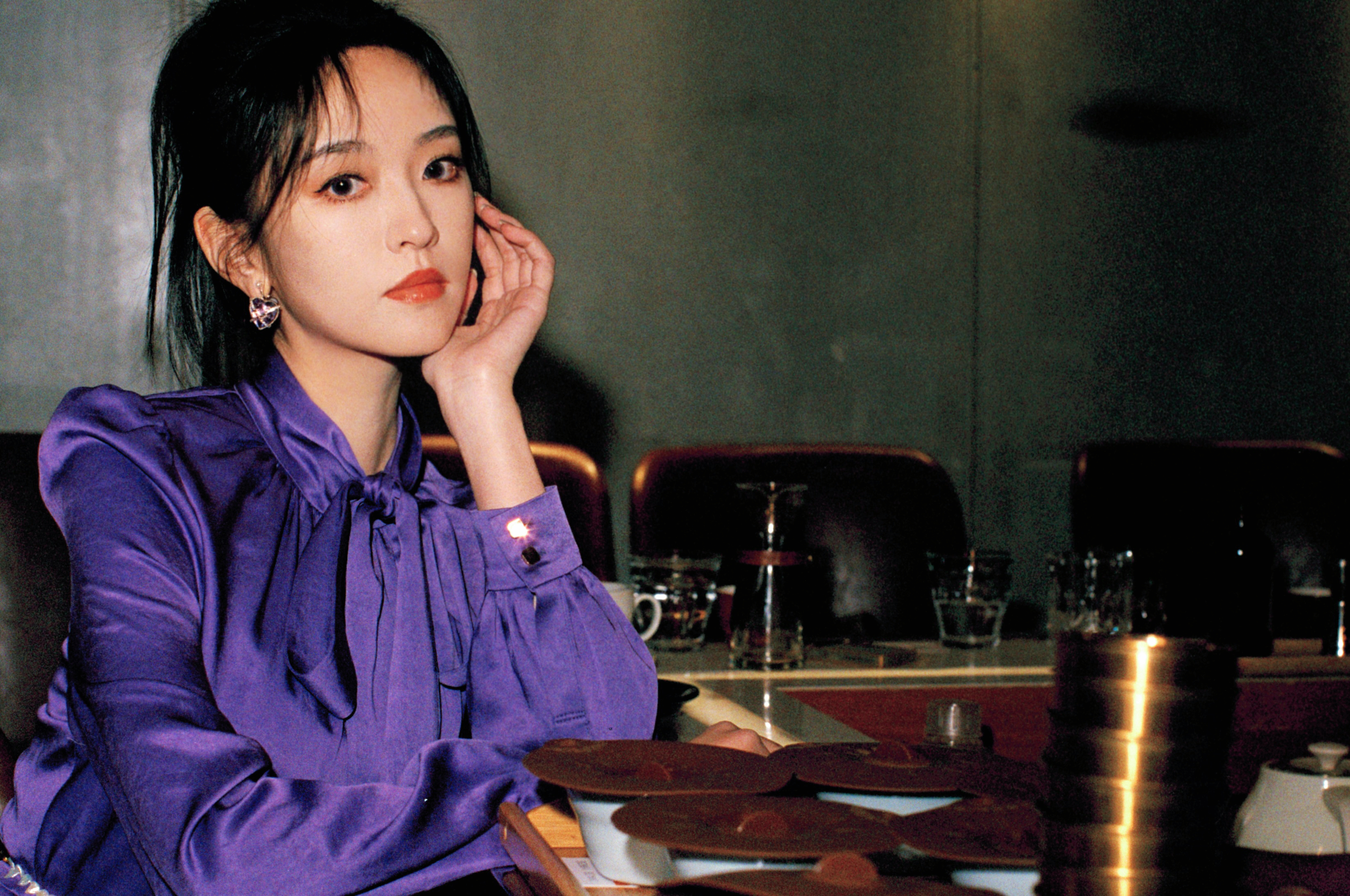 刘泳希新春写真 长裙飘逸灵动 尽显紫色魅惑