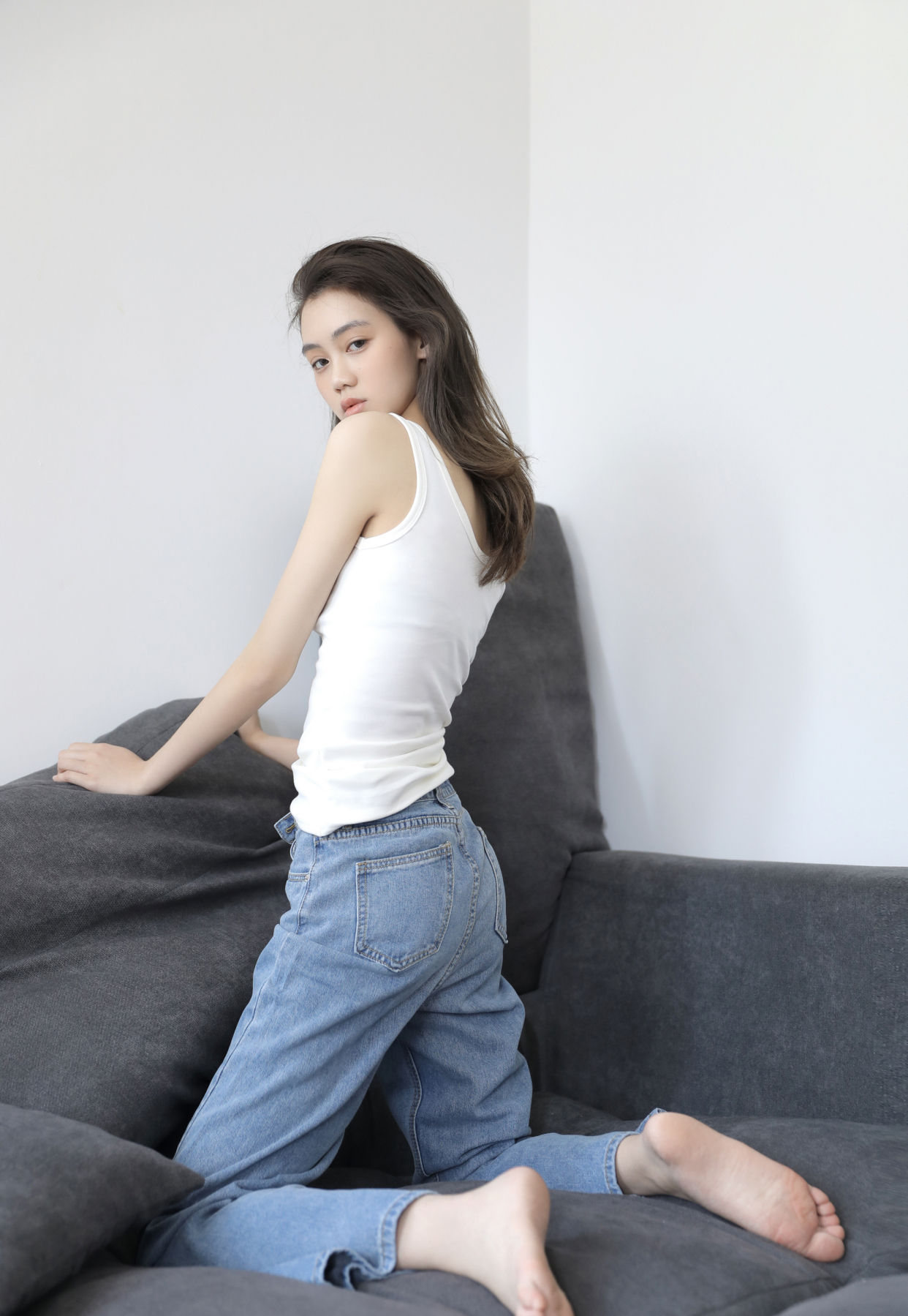 室内拍照,白色吊带上衣搭配牛仔裤最显性感