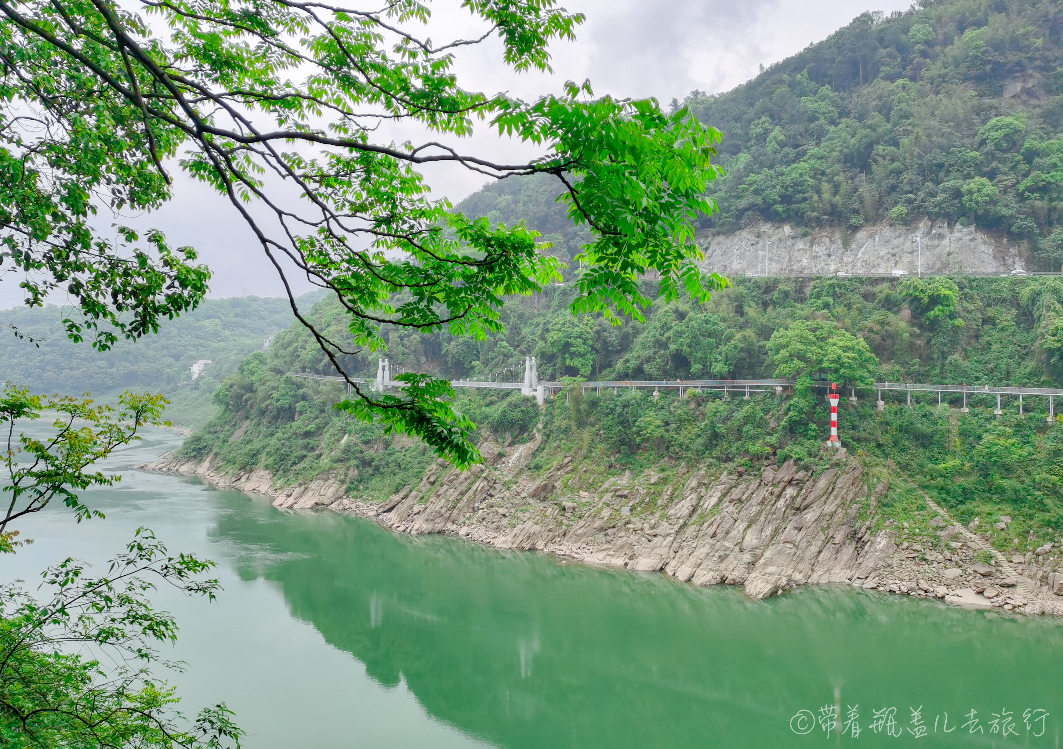 北碚嘉陵江小三峡的悬崖绝壁上竟隐藏着一条千年古道,沧桑又神秘