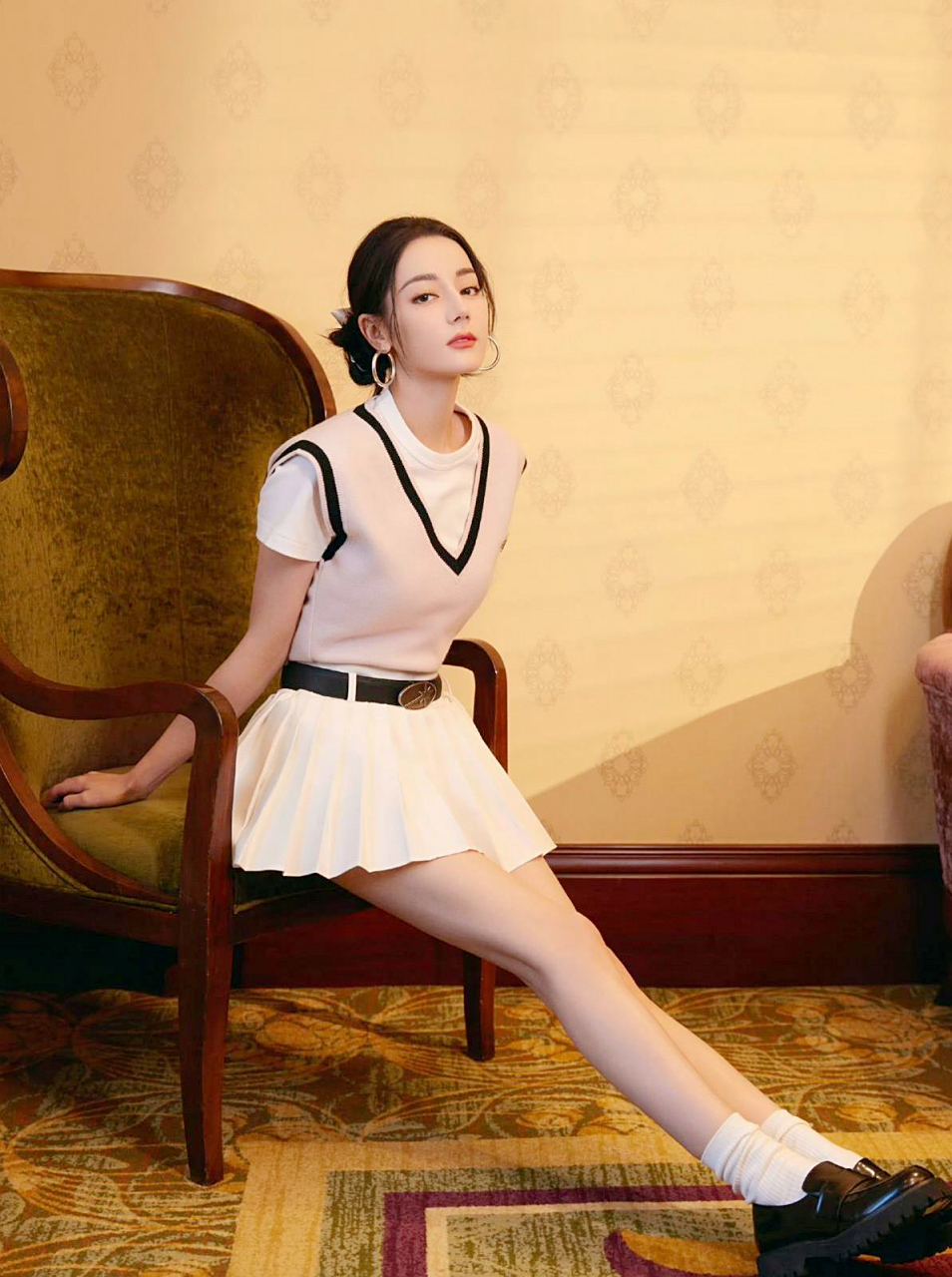 迪丽热巴短裙显腿长