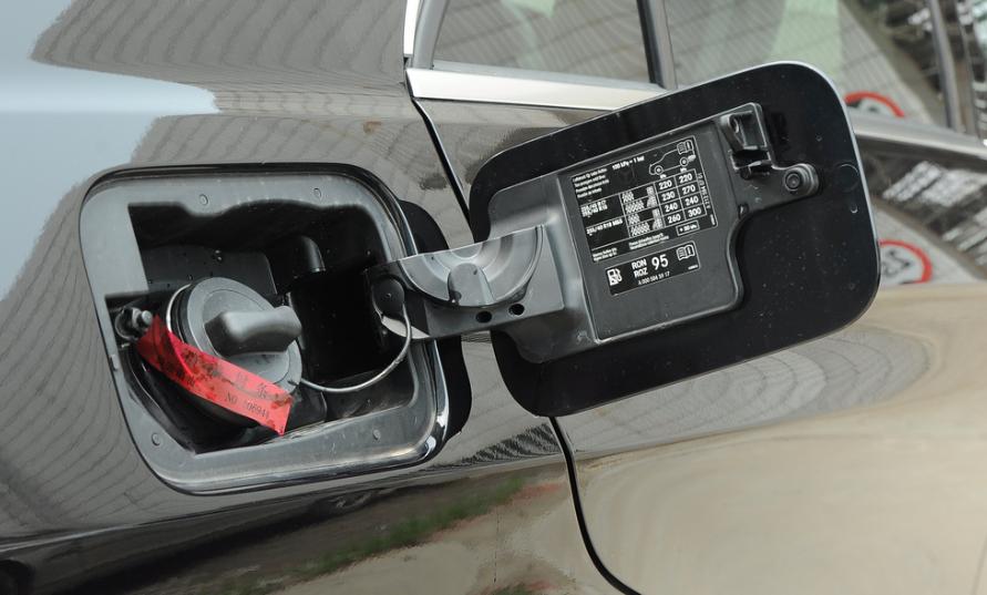 奔驰e300l的油箱容积在车型年份上有所不同,其中2013款之前的版本油箱