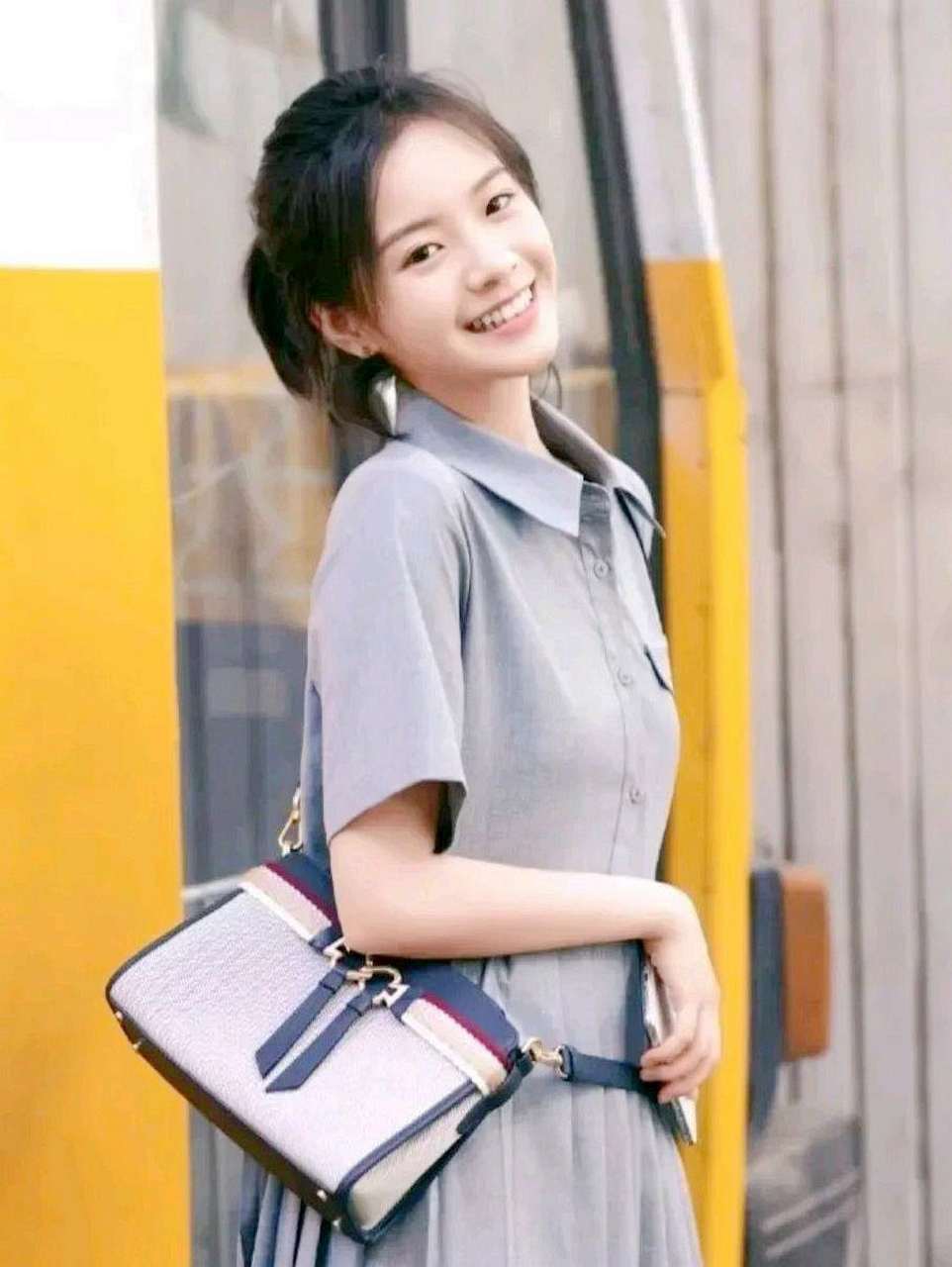 《漫长的季节》演沈墨的演员李庚希不是科班出身但背景强大 她的父亲