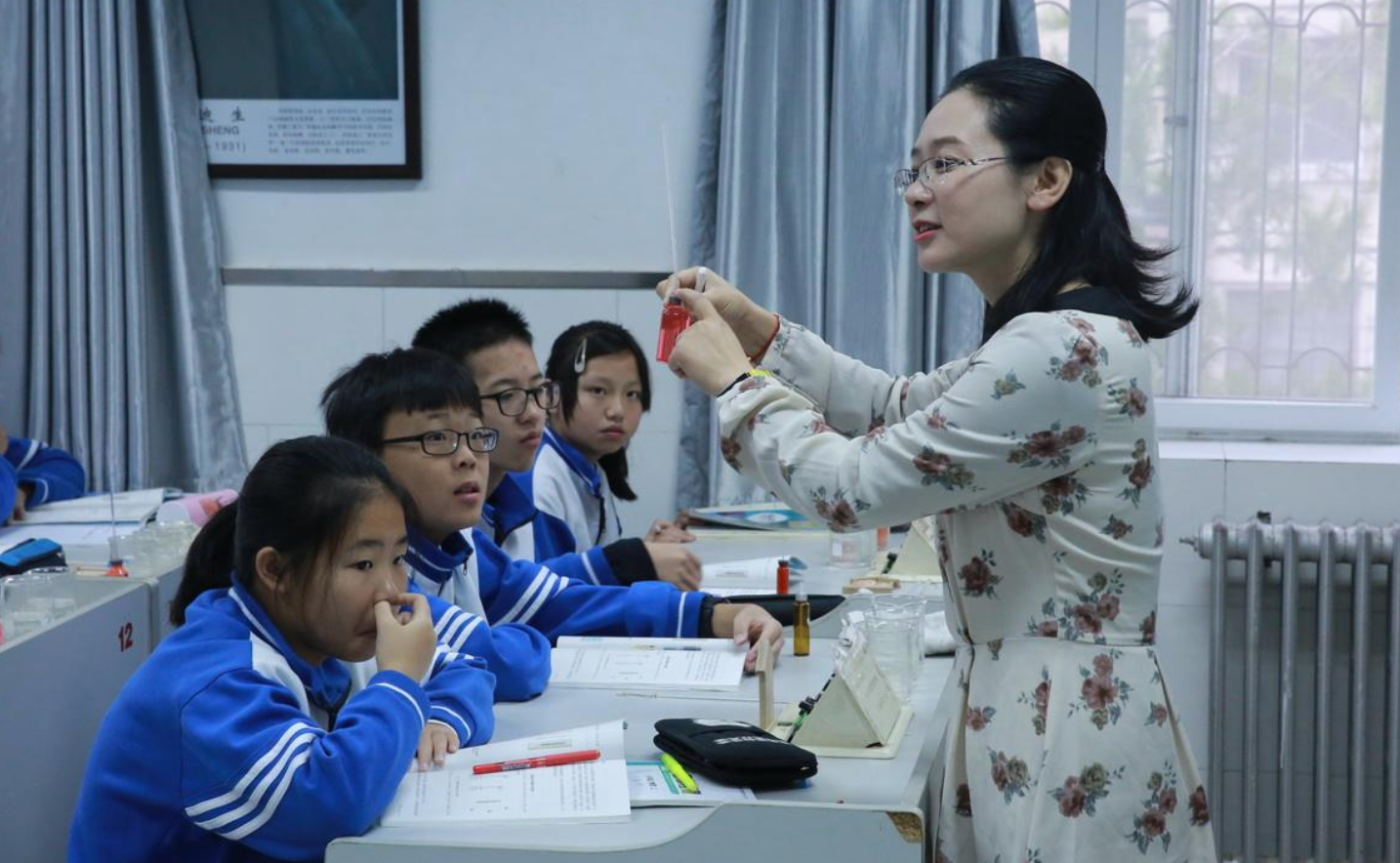 95后女教师穿jk服讲课,学生上课不困了,家长坐不住了:不体面