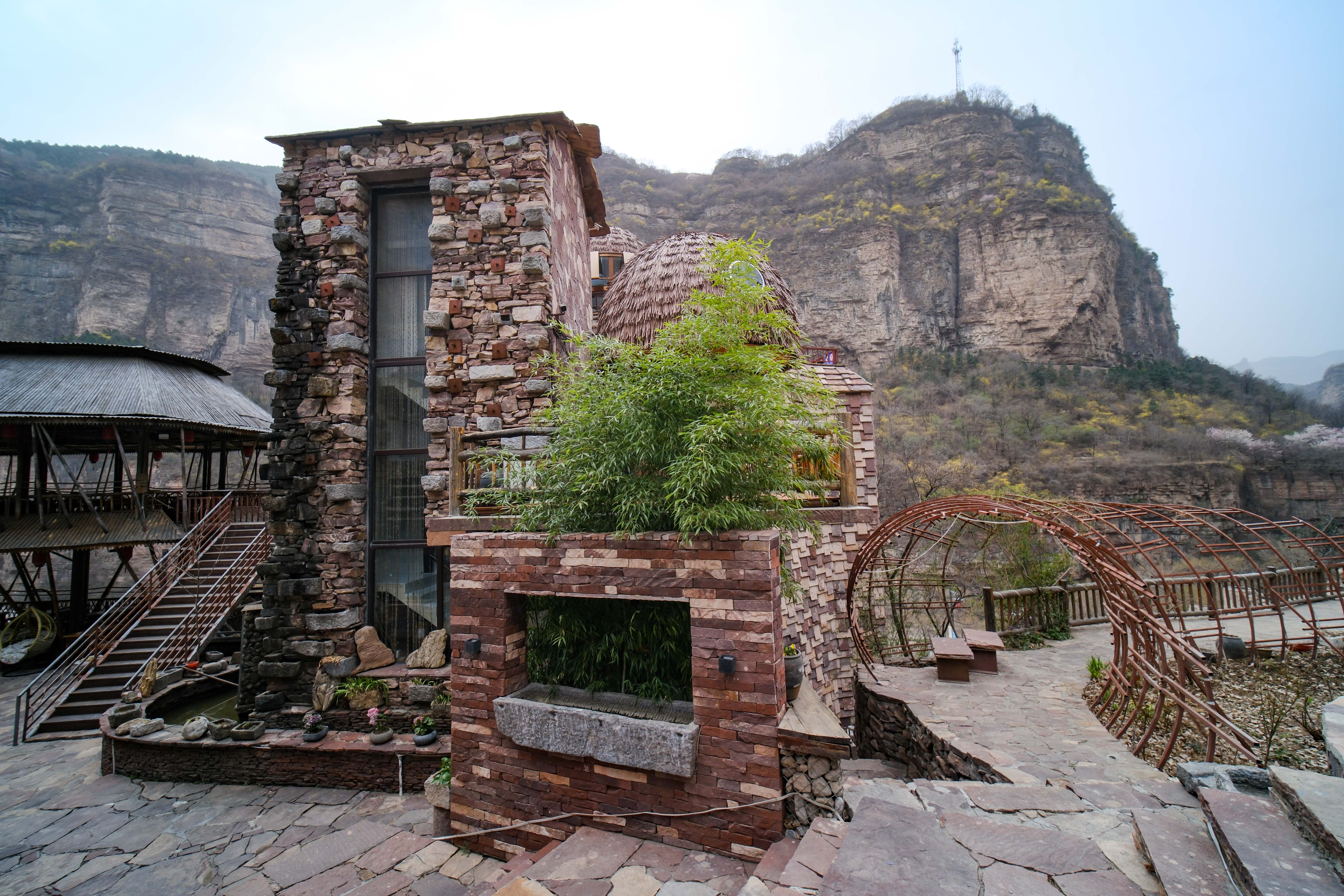 (社会)河南林州:"画家村"描绘乡村振兴新画卷