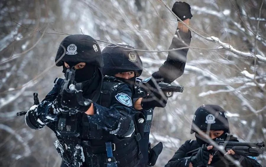 勇猛冲锋,威武霸气,风餐露宿……这些都是人民警察的样子