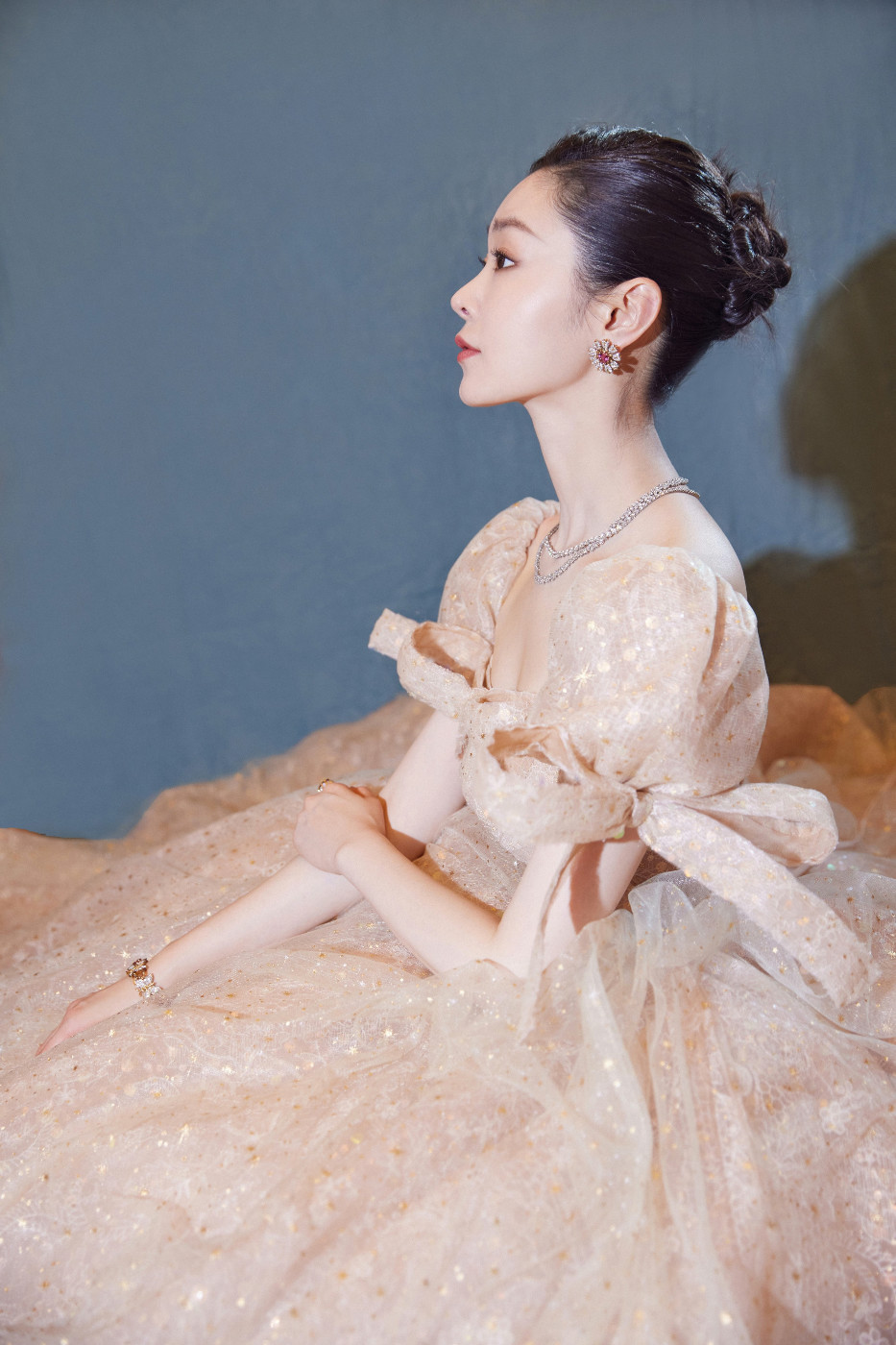 1月5日,演员宋轶出席某盛典活动,一袭星河缀光粉色蓬蓬裙宛如冬日童话