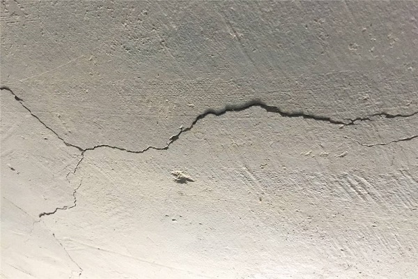 毛坯房地面有裂缝是什么原因