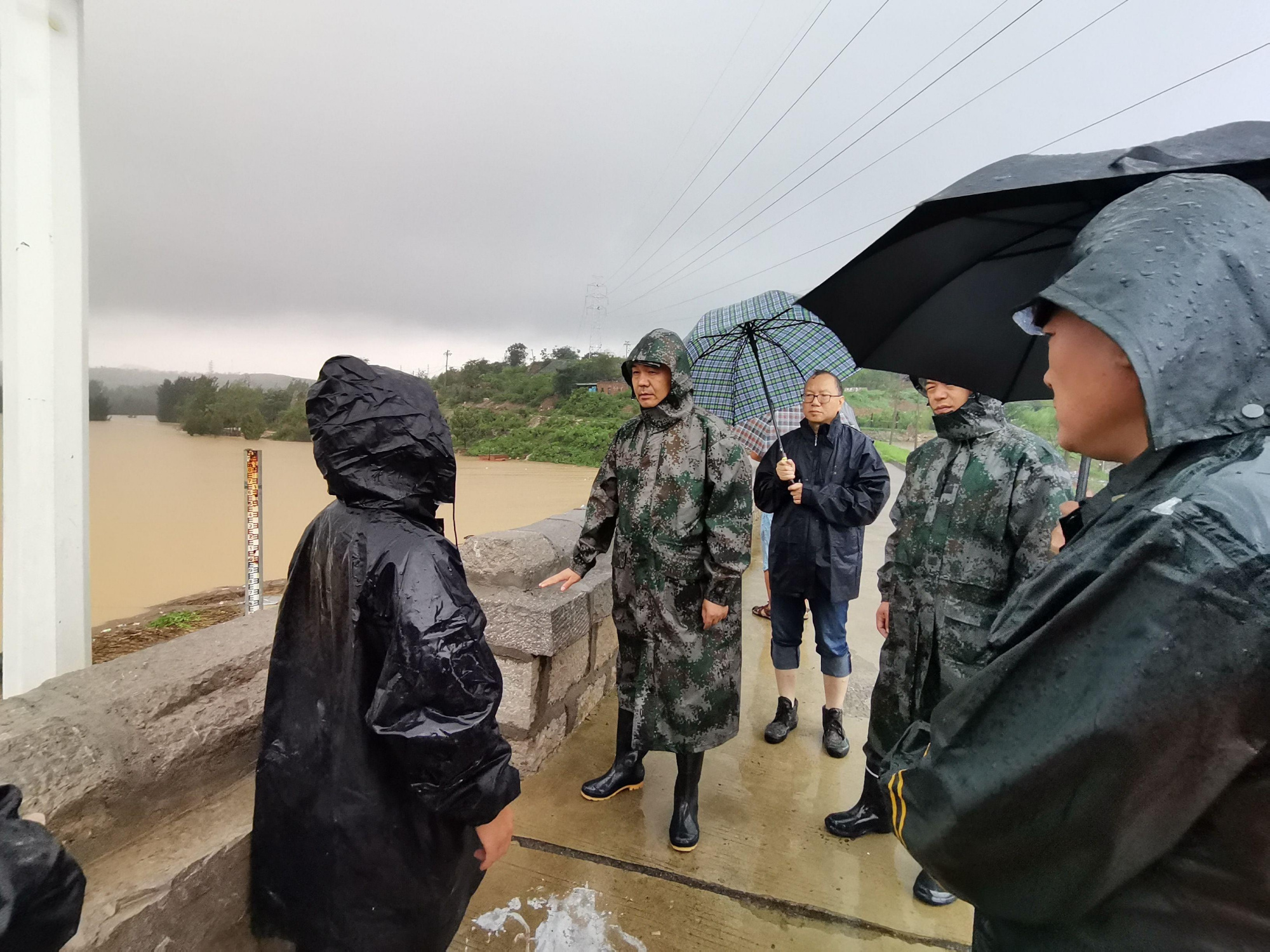 区委副书记,区长邢玉富到杨邑水库现场指挥防汛工作