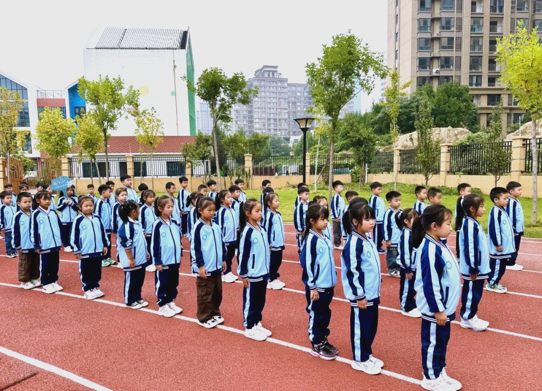 一年级新生队列队形展示:扣好人生第一粒扣子