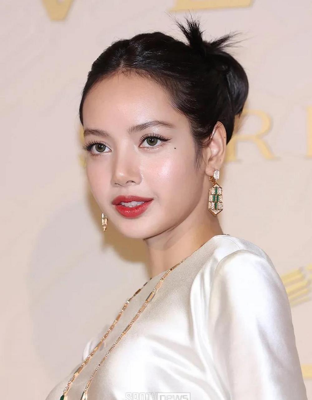 lisa罕见露额头大光明造型,你觉得她适合嘛?