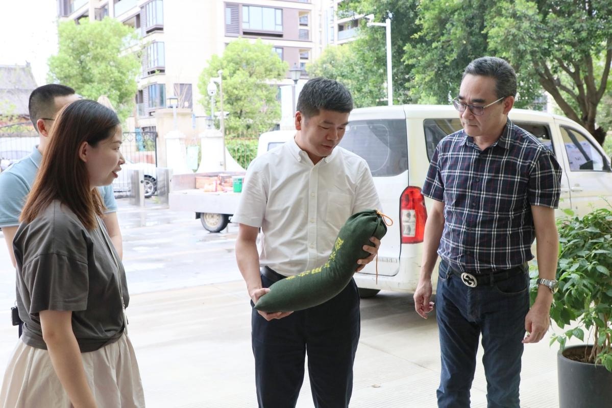 黄人川局长到市直学校督查防台防汛工作