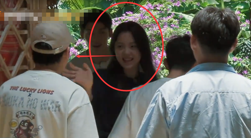 欧阳娜娜跟何炅拥抱时,无意看到黄磊看向她,下意识举动暴露素养