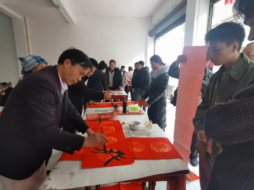 「新春走基层」晴隆县鸡场镇开展"迎新春·送春联"活动