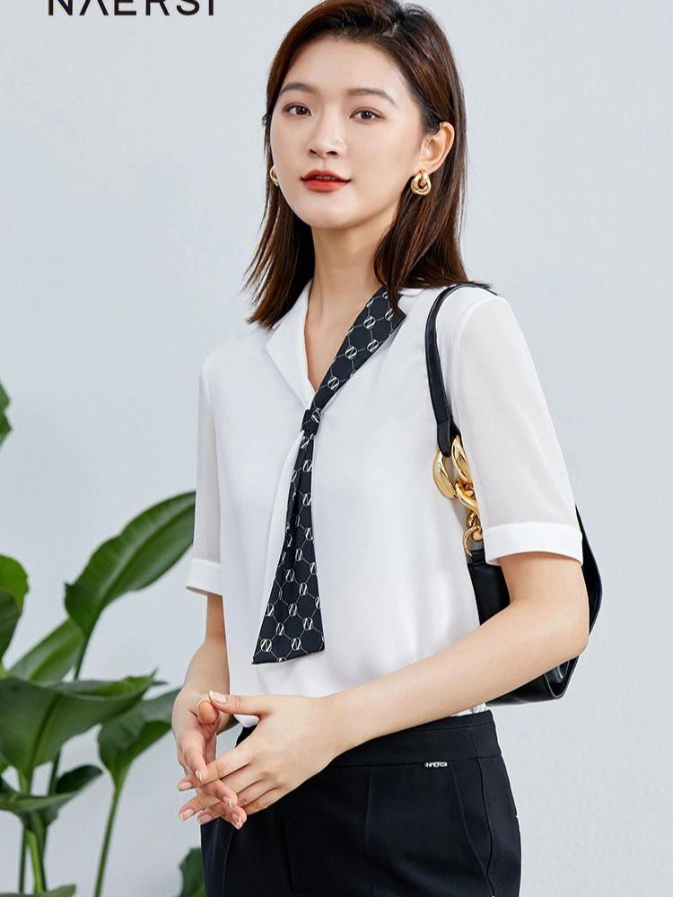 长款白衬衣搭配什么颜色丝巾?