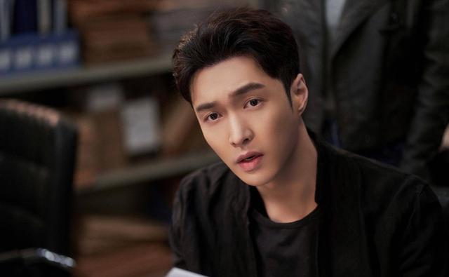 张艺兴张碧晨现身演唱会,神秘女星现身引热议,关系仅仅是友情?