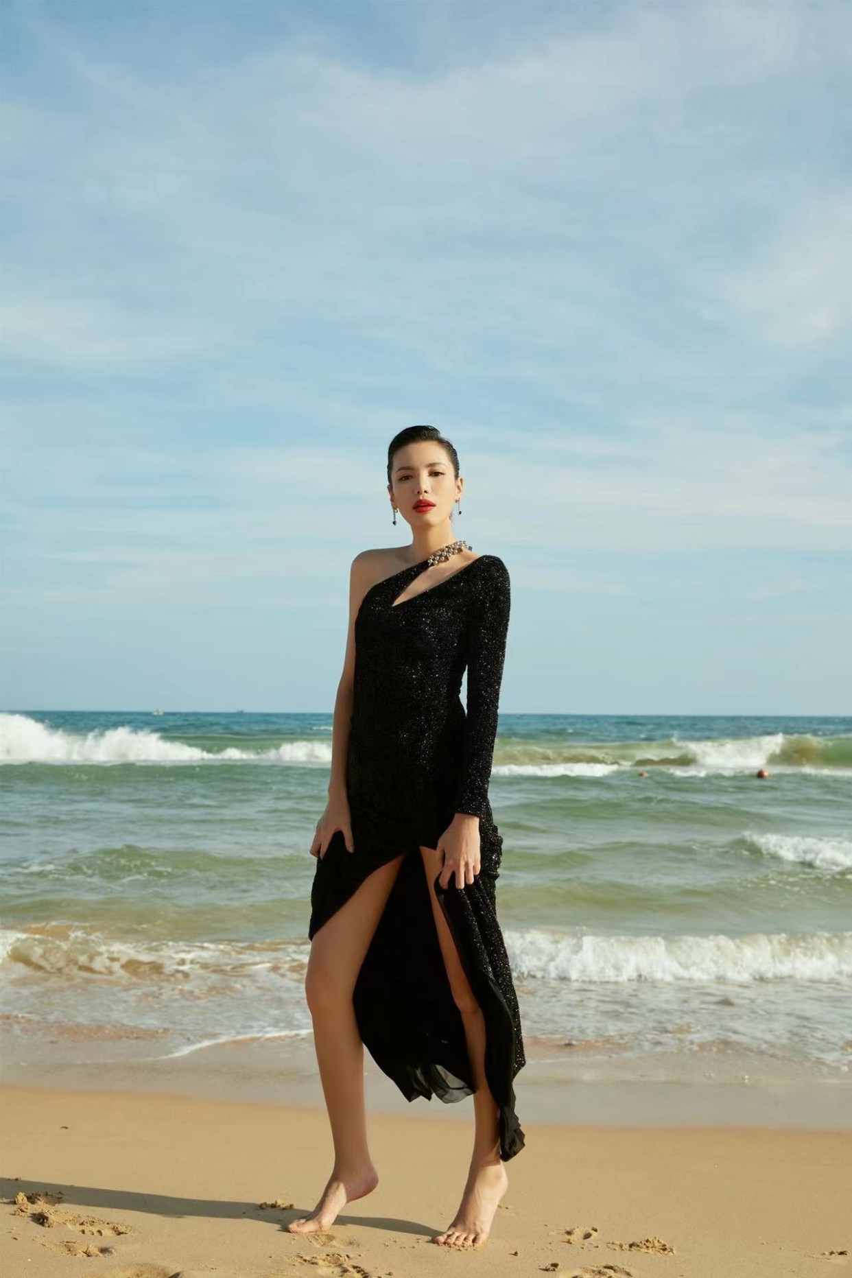 linda李静亮相gq盛典 星河闪钻斜肩高叉裙超会穿