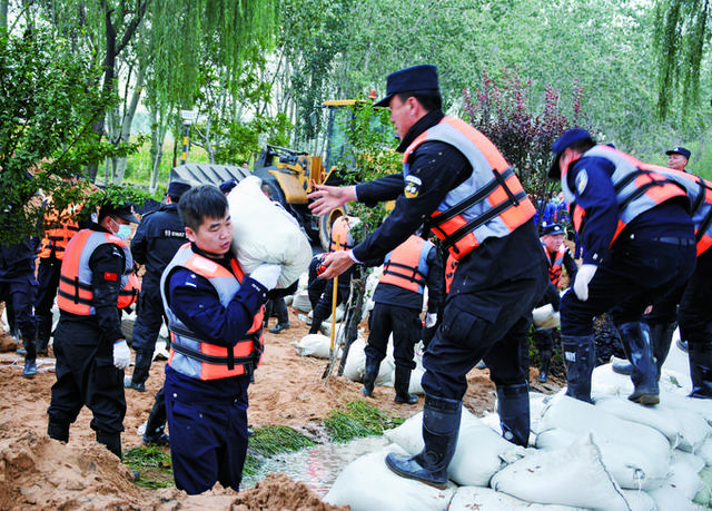 「警徽闪耀抗洪防汛一线」山西:全警动员奋战防汛抢险一线