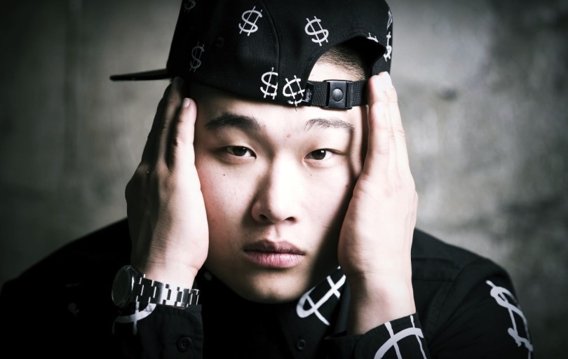 韩国说唱冠军youngb在马路上脱裤子,网友:太丢人了!