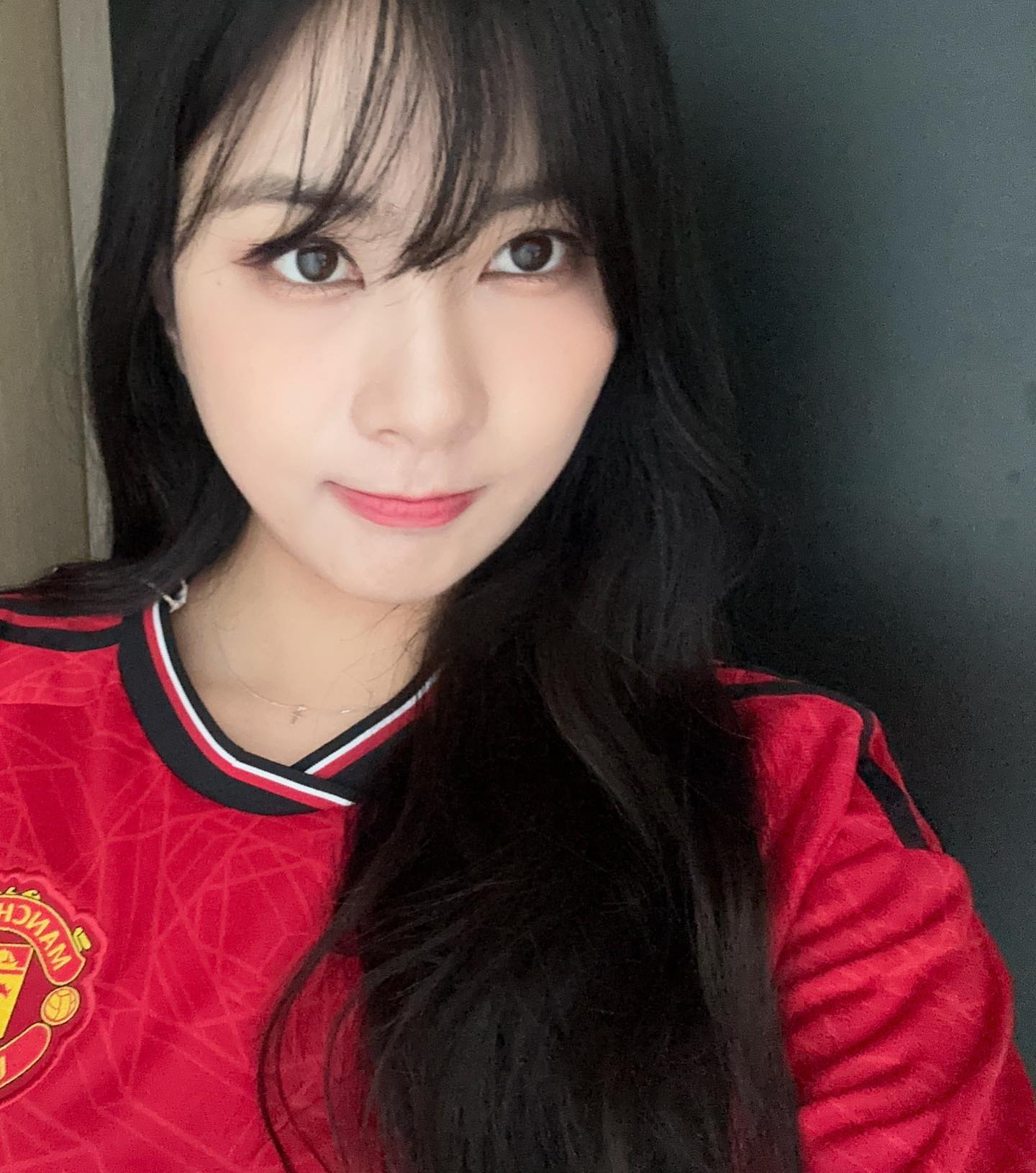 真铁粉7815韩国女团apink吴夏荣再晒曼联球衣,曾穿二客参加打歌