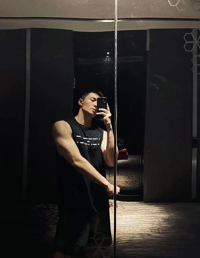 翟子路晒赤身肌肉照,这荷尔蒙太炸了!