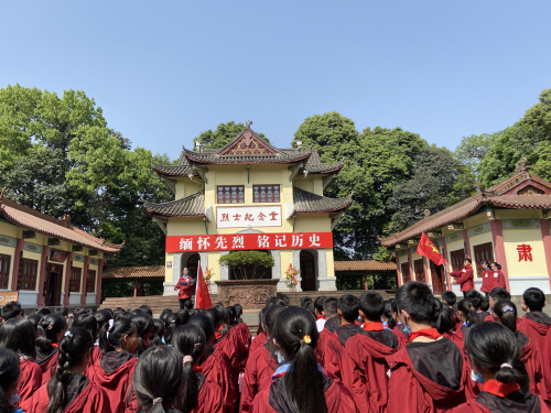 雨城區第二中學開展清明祭掃英烈活動