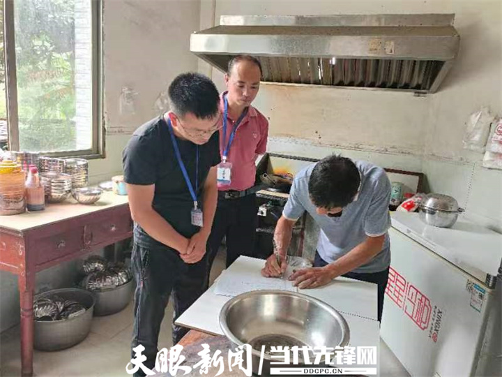 拧紧"安全阀"!镇宁马厂镇开展燃气安全检查行动