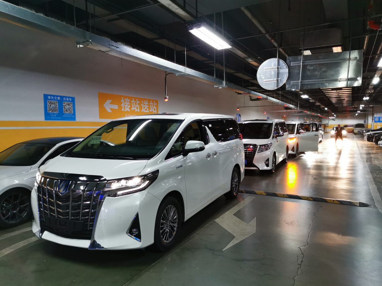 香港牌丰田埃尔法租车,澳门牌保姆车租赁,深圳机场到澳门直通车