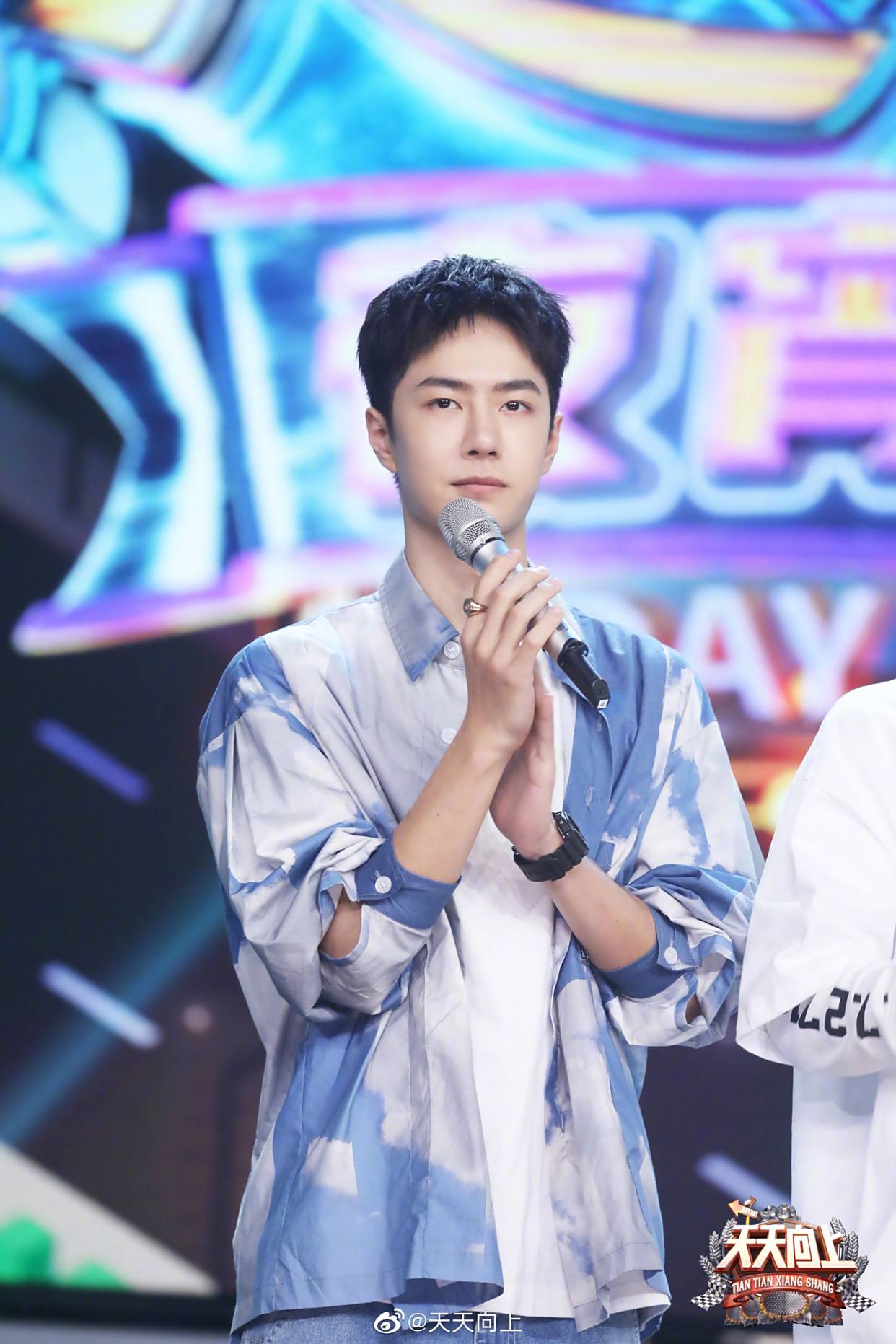 王一博《天天向上》单人剧照更新 吃嘛嘛香的王小朋友来咯!