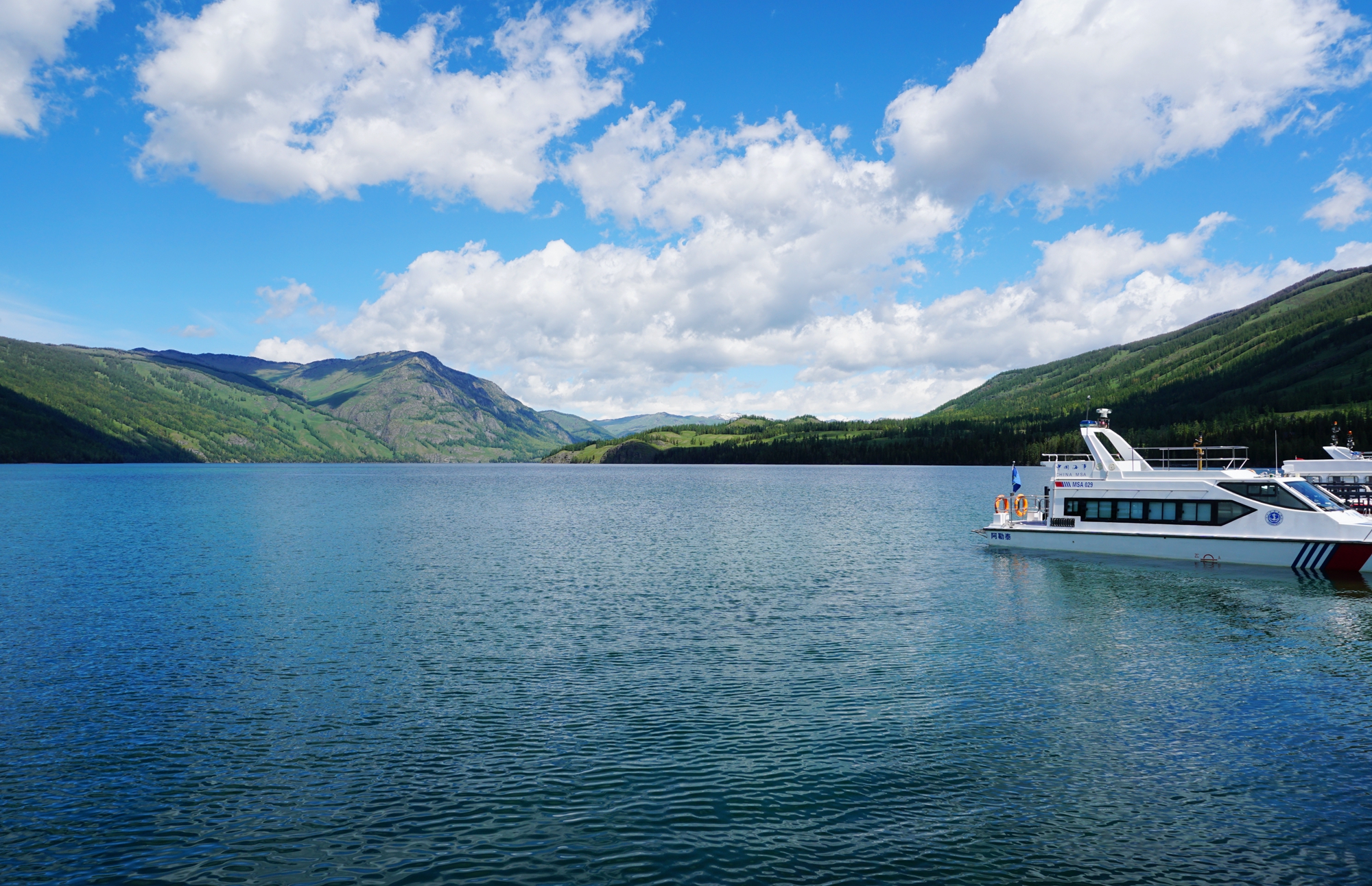 看这"天神的眼睛"清澈湛蓝,美得让人沉醉不知归路