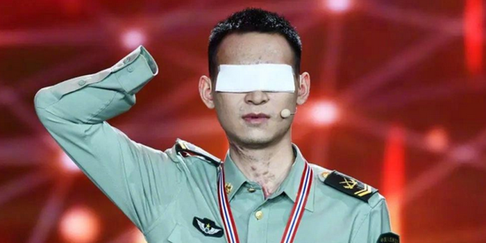 为救战友,被炸断了双臂,炸瞎了双眼,国家英雄,现状是这样的