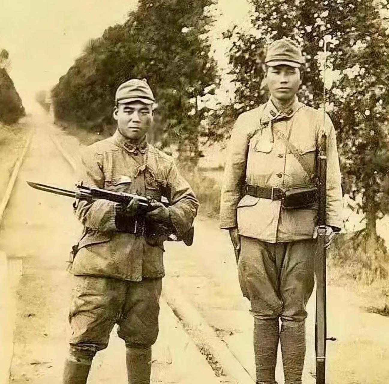 他个子很矮,当之无愧的小日本.左边的士兵把步枪放在地上.