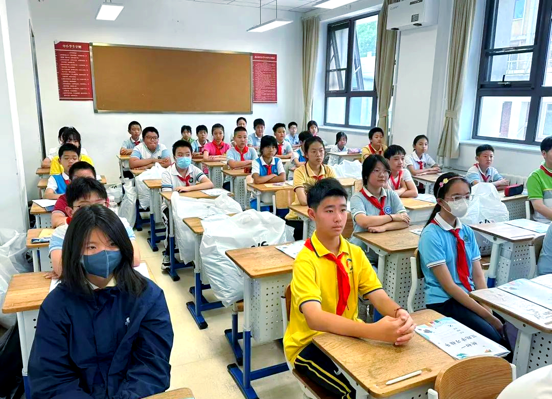 志成中学迎接新生,学长引导共启初中新章