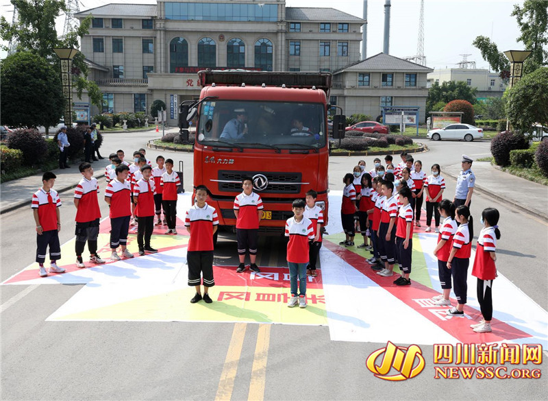 坐上大货车后50多个小朋友都"消失"了 大货车盲区超乎想象