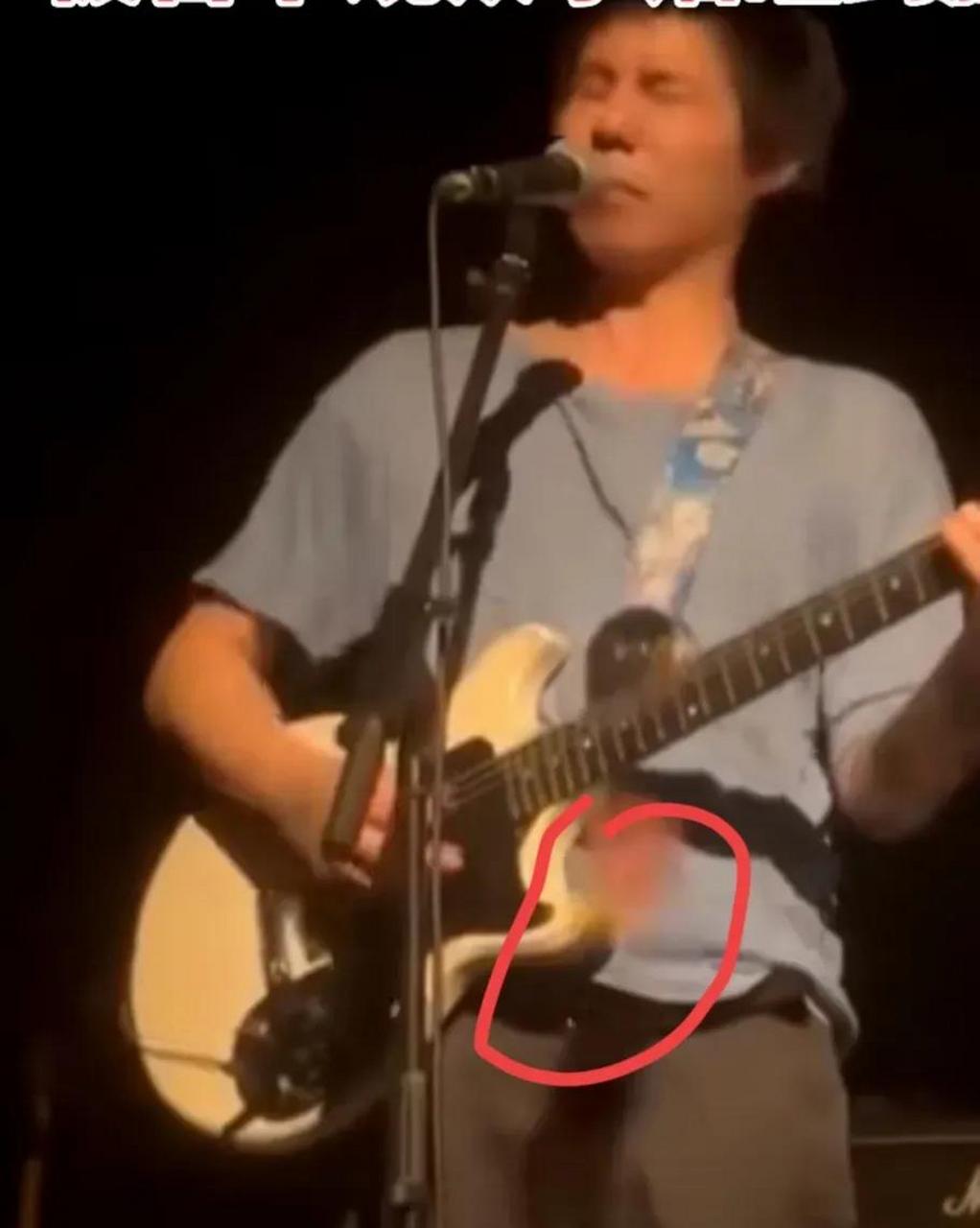 近日,"脏手指"乐队演出时,主唱在唱"给我买一包烟"的时候,观众中谅眄