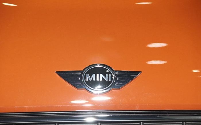 带翅膀的车标mini