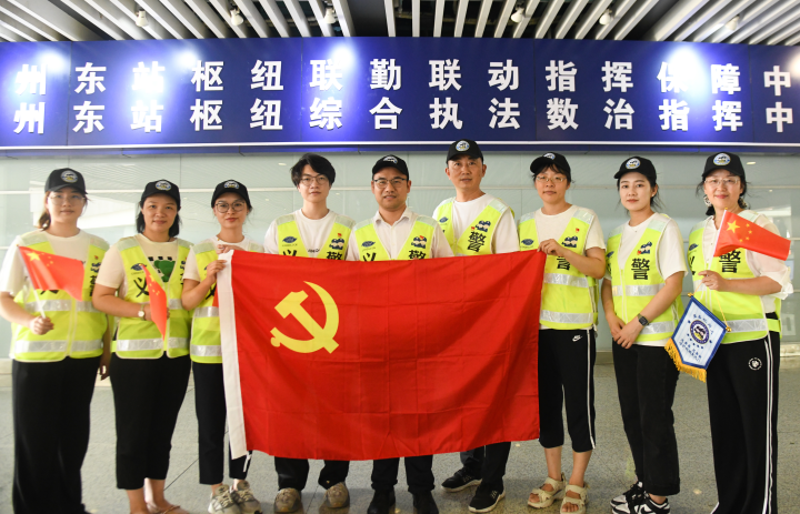 景荷中学师生走进火车东站,化身"东哥东姐",服务旅客