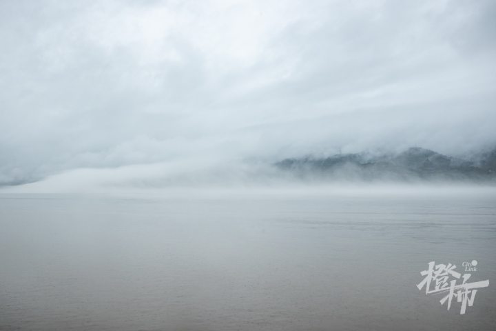 多图直击丨钱塘江上现"平流雾"景观,水汽升腾宛如仙境