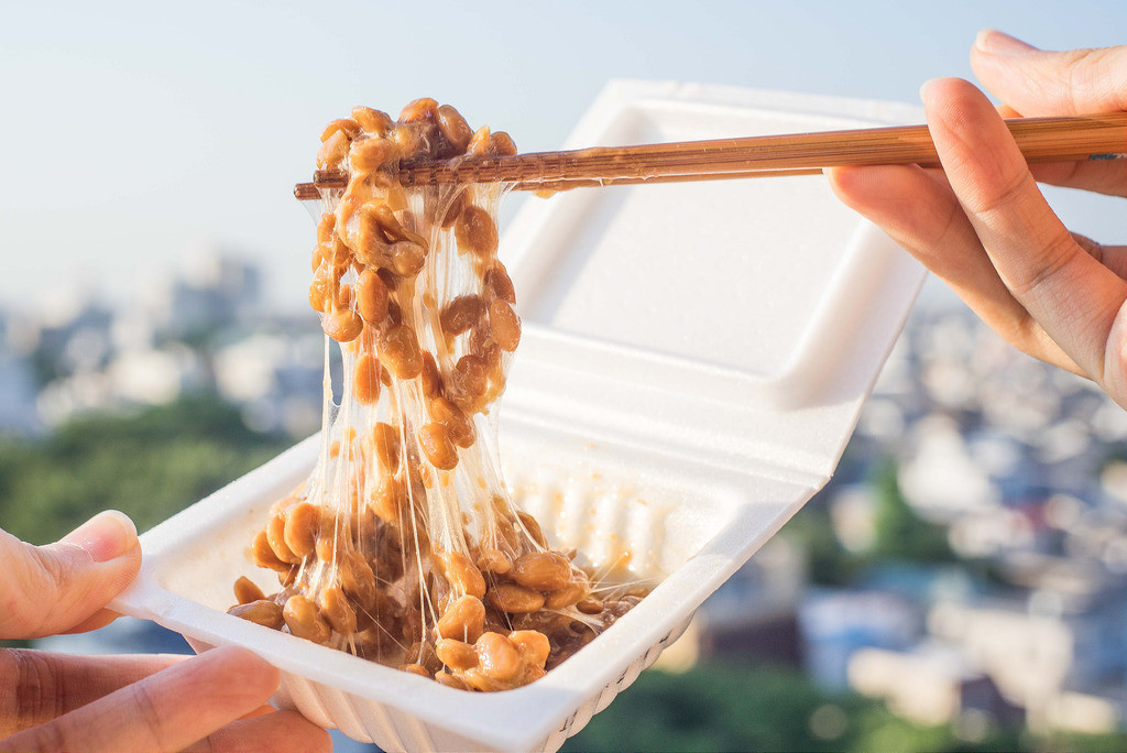 睡眠食物|納豆拌飯有天然助眠作用?怕黏臭可吃堅果芝麻對抗失眠