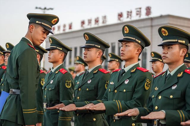 军容风纪检查—武警官兵时刻擦亮军人名片