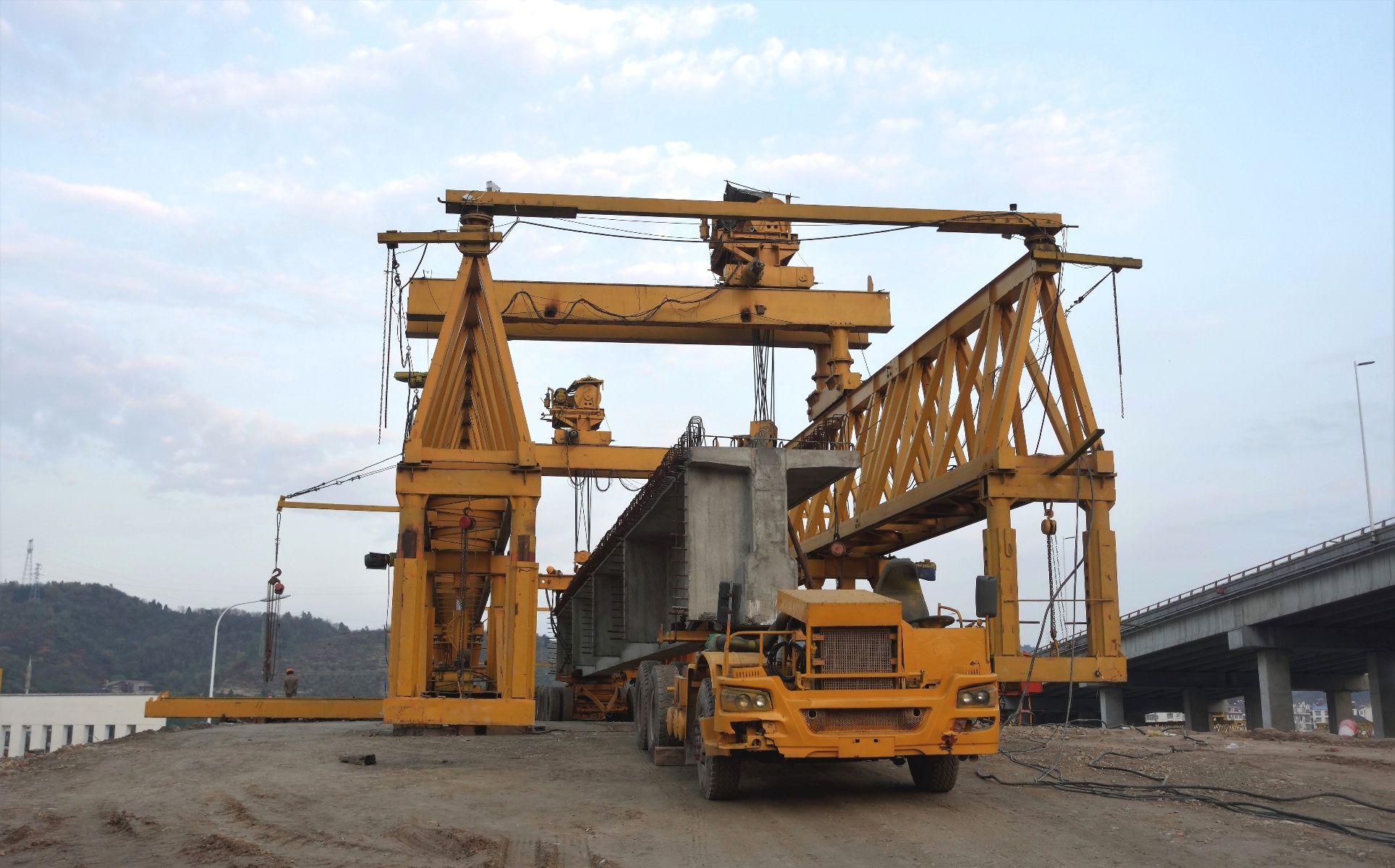 g316武当山段连接线工程首片t型梁顺利架设